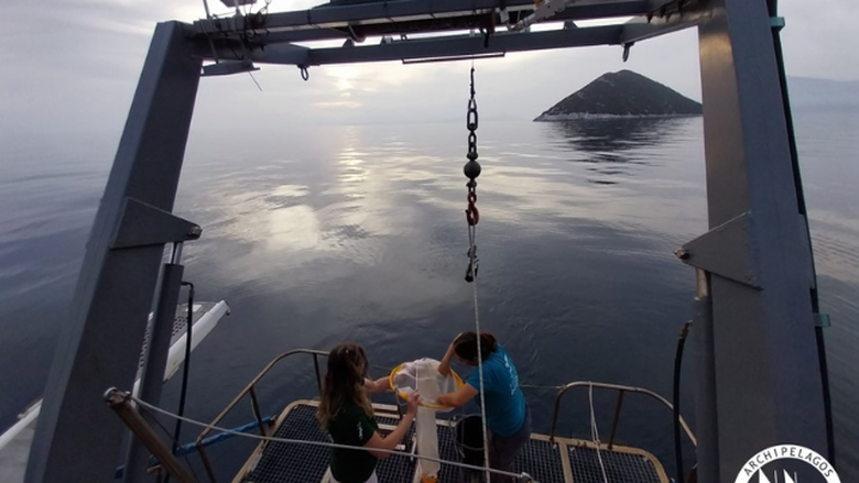 2 students exploring the ocean in Greece