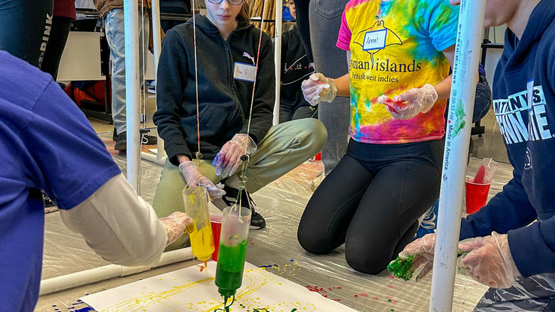 Children making art 