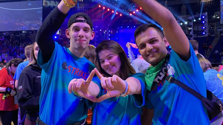 three students making THON diamonds
