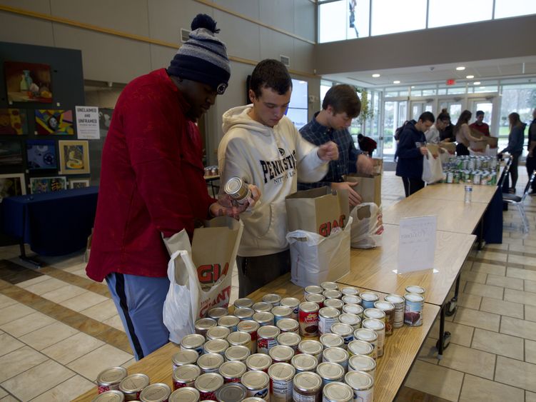 students packing food