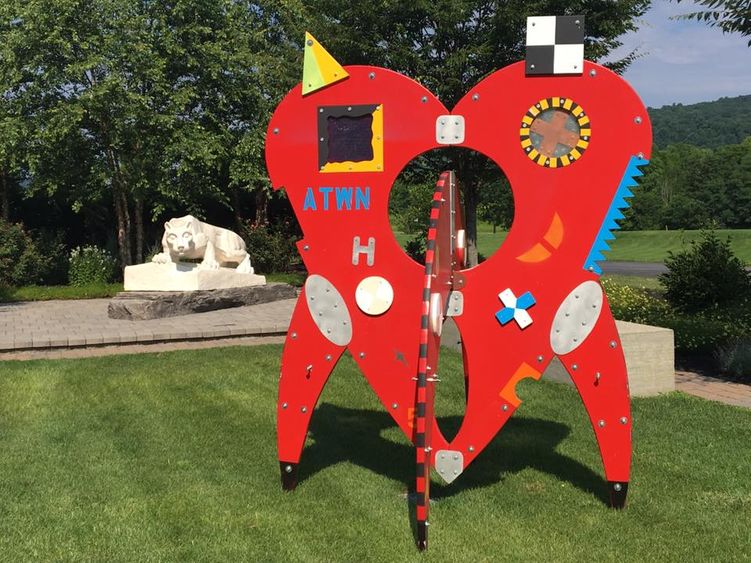 heart sculpture in front on lion shrine