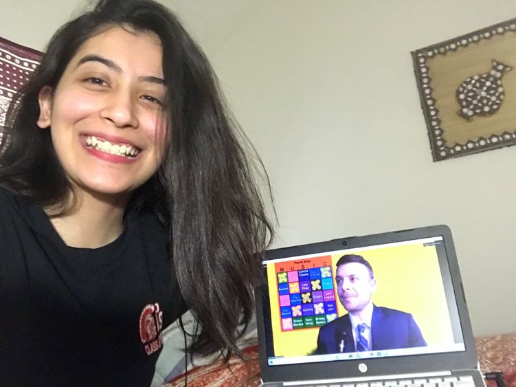 woman with laptop showing virtual bingo game