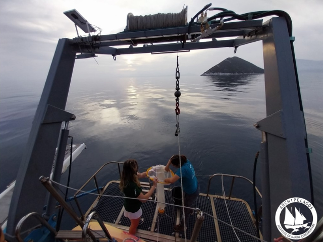 2 students exploring the ocean in Greece